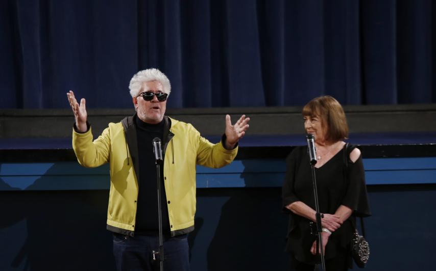 Pedro Almodóvar y Carmen Maura durante la presentación en el Cine Doré.