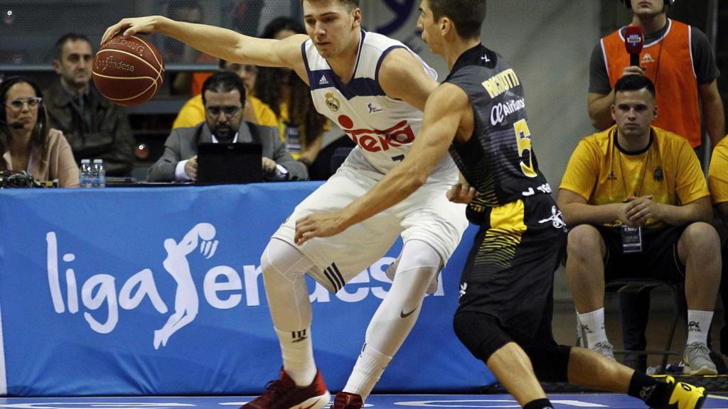 Doncic frente a Richotti en el Iberostar Tenerife-Real Madrid.