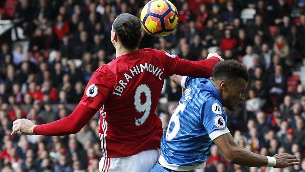 Ibrahimovic da un codazo a MIngs en el United - Bournemouth.