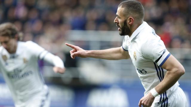 Benzema celebra uno de sus goles en Ipurua.