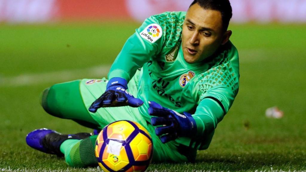 Keylor Navas blocando un balón