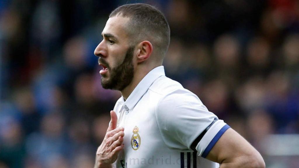 Benzema celebrando su gol en Ipurua