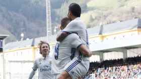 James y Benzema celebrando el gol ante el Eibar