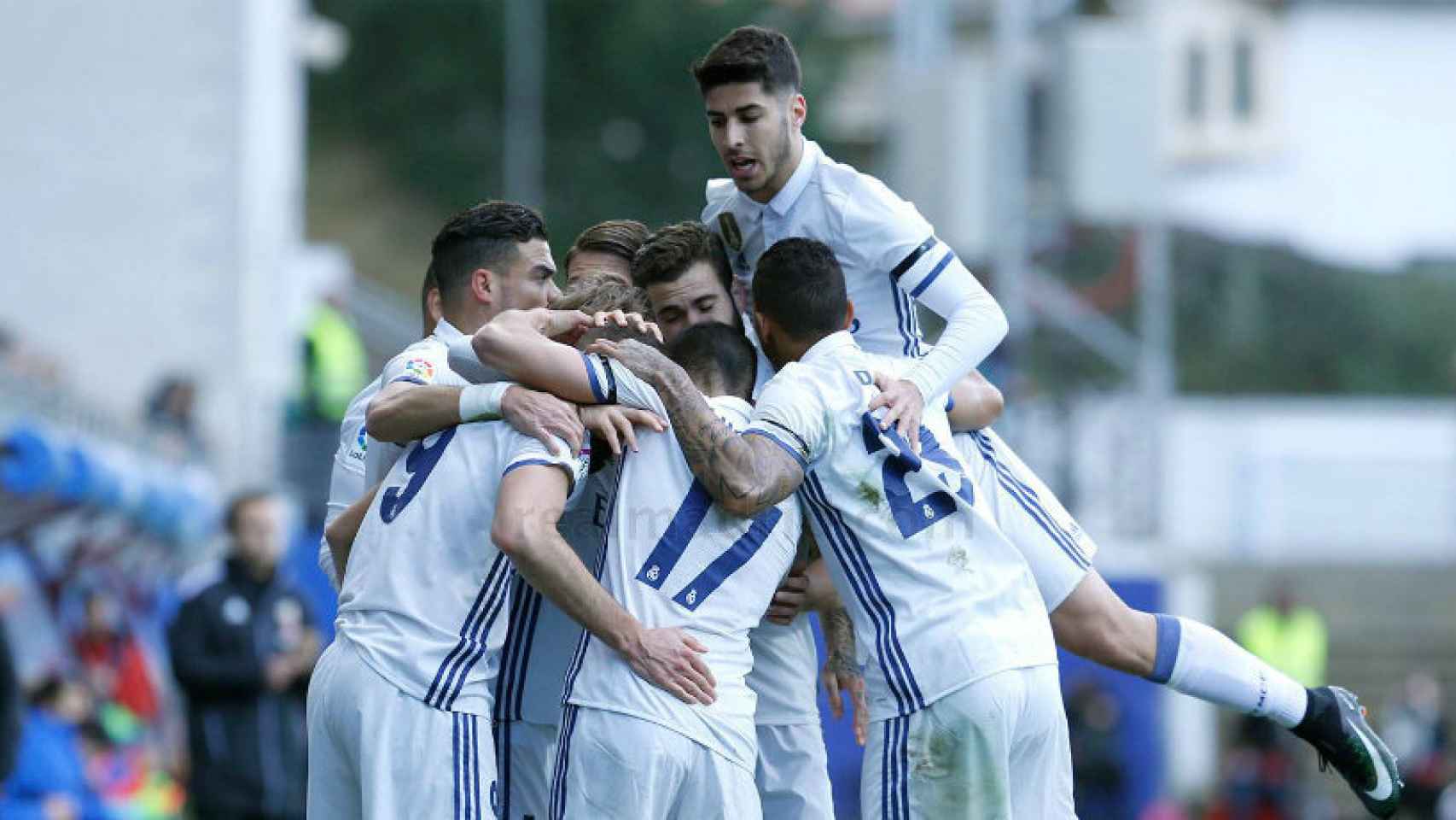 El Madrid celebrando el gol de James ante el Eibar