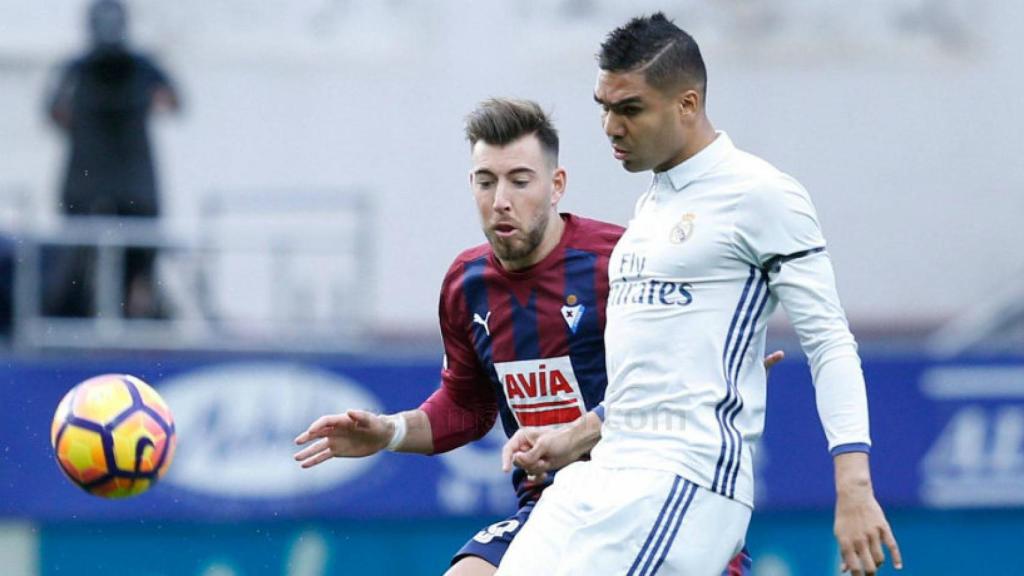 Casemiro controlando el esférico en Ipurua