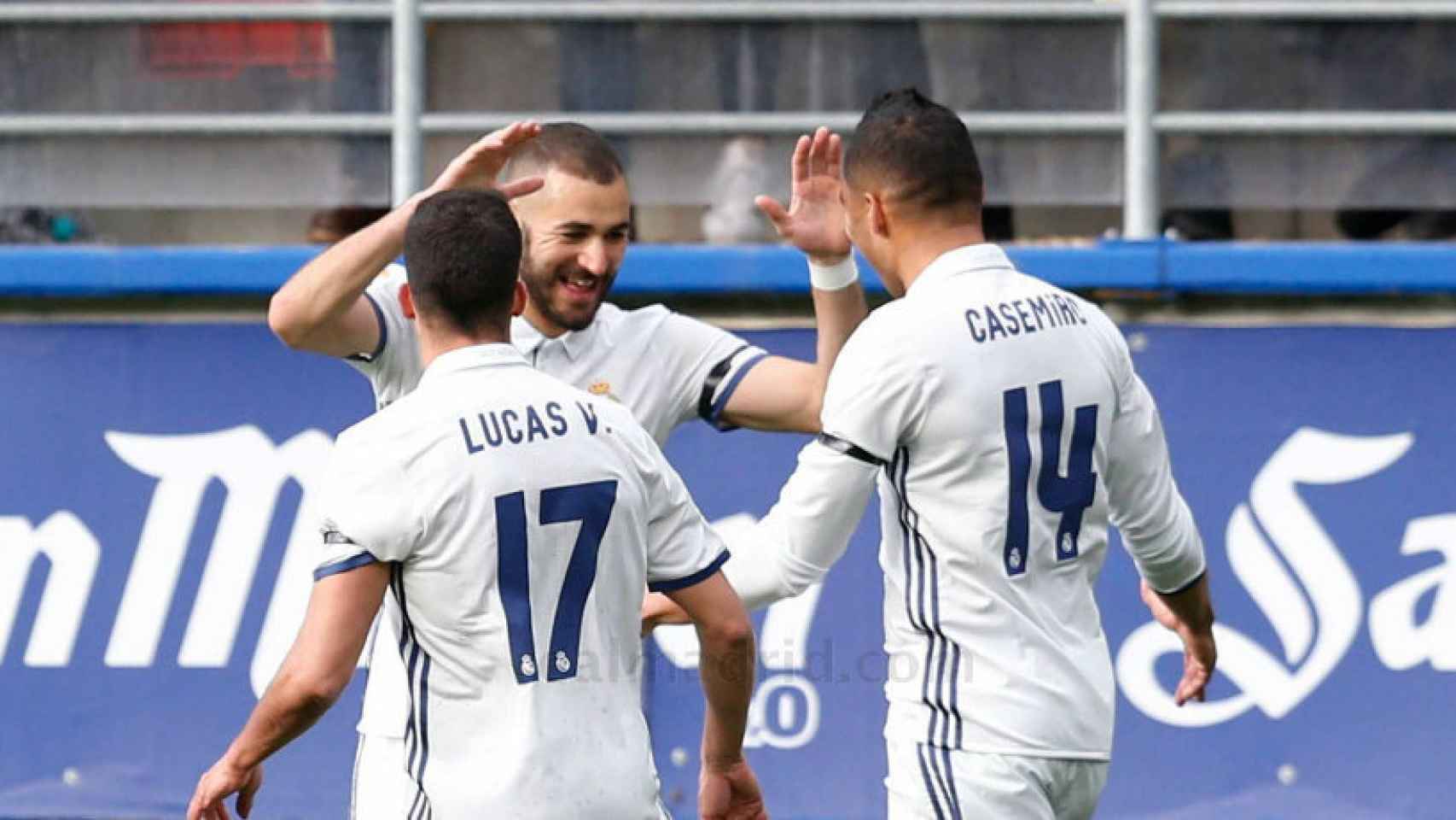 Lucas Vázquez y Casemiro felicitando a Benzema por su gol