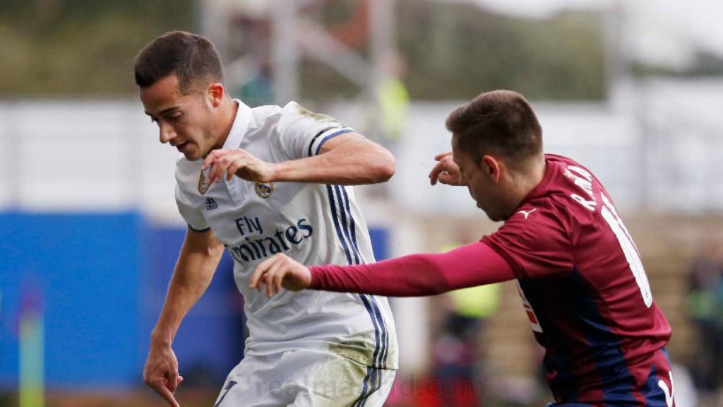 Lucas Vázquez, ante Rubén Peña