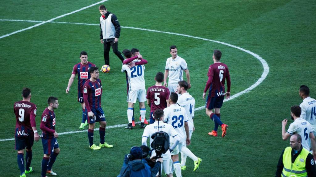 Saludo entre el Madrid y el Eibar Foto @SDEibar