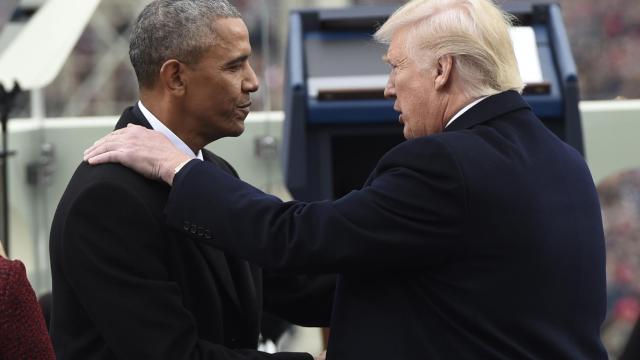 Obama y Trump se saludan durante la ceremonia de la toma de posesión en diciembre.