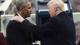 Obama y Trump se saludan durante la ceremonia de la toma de posesión en diciembre.