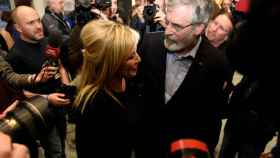 El histórico Gerry Adams, junto a la líder del Sinn Fein  Michelle O'Neill.