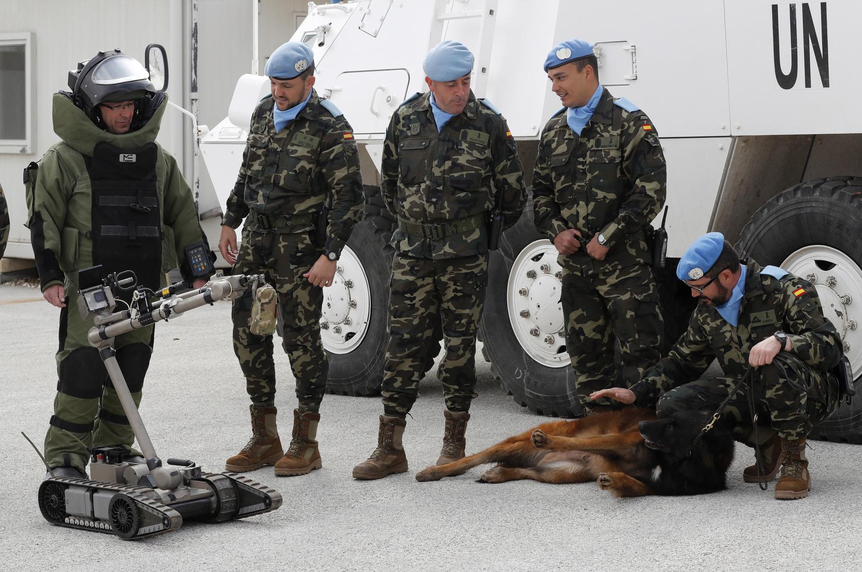Dos especialistas desactivadores, un conductor con capacidades de reconocimiento, el guía canino y el teniente Díez componen el equipo español de desactivadores en el Líbano.