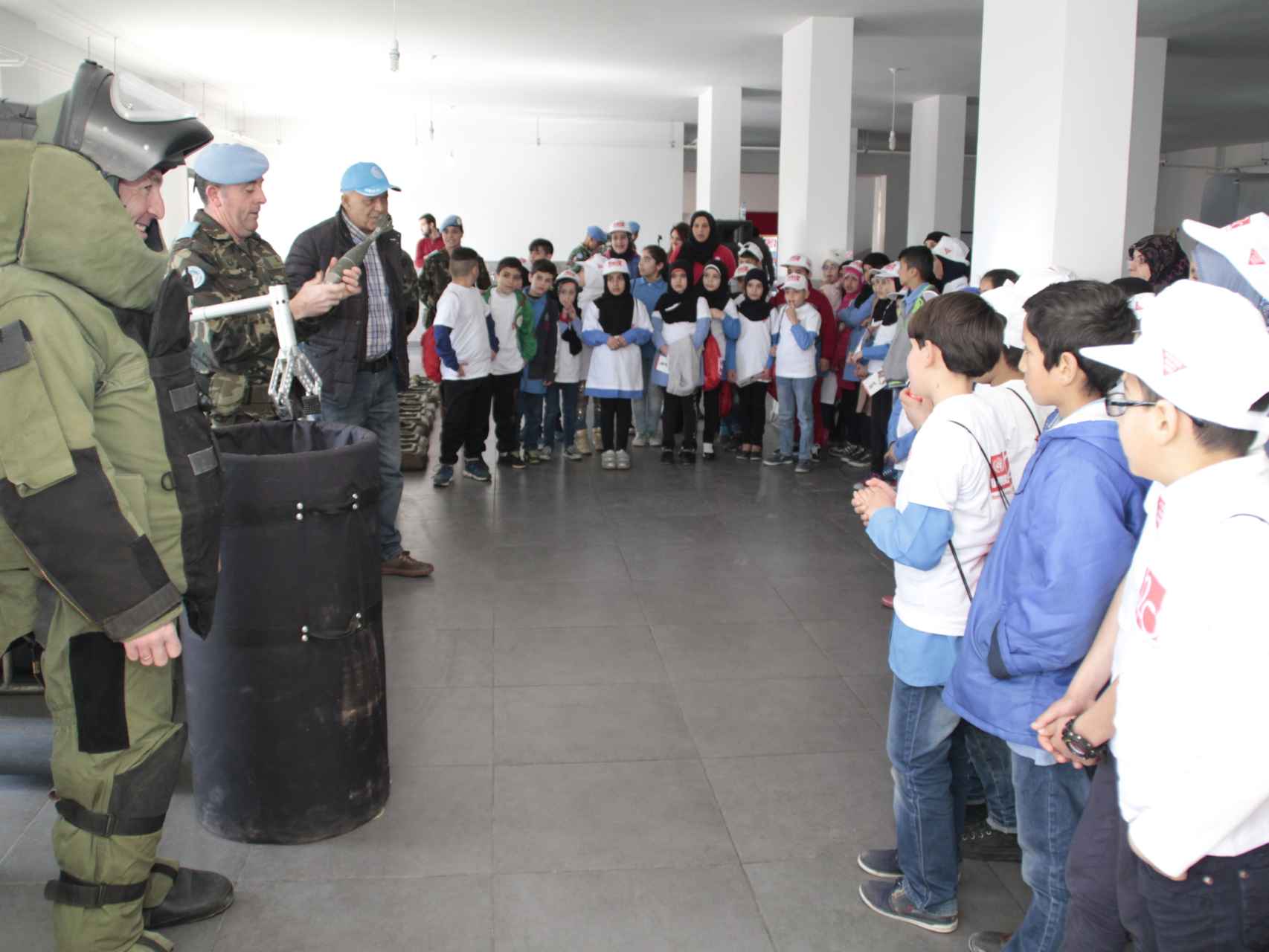 Impartiendo clases contra las minas a niños de Marjayoun.