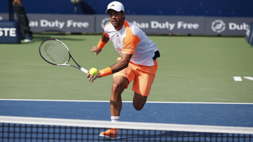 Verdasco intenta alcanzar una bola.