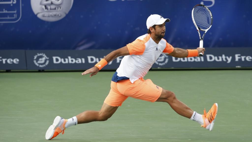 Verdasco se estira para llegar a la bola.