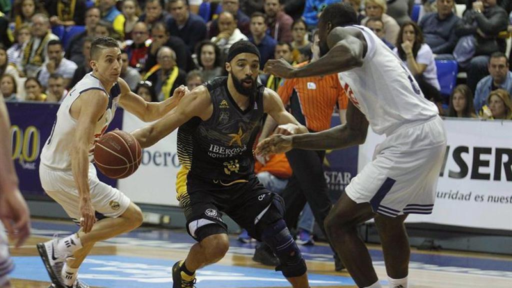 Davin White durante el partido contra el Real Madrid.