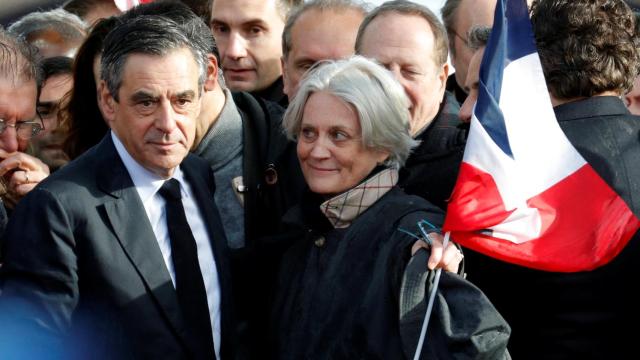 Fillon, justo a su esposa este domingo en París.