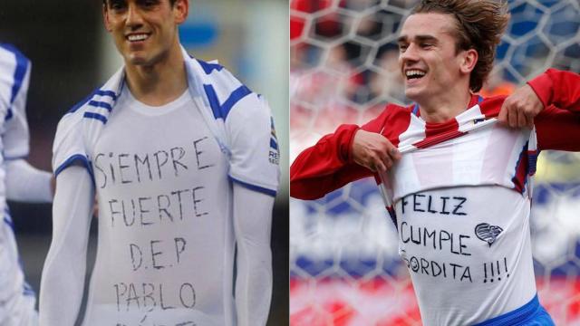 Juanmi y Griezmann mostrando sus mensajes en sus camisetas.