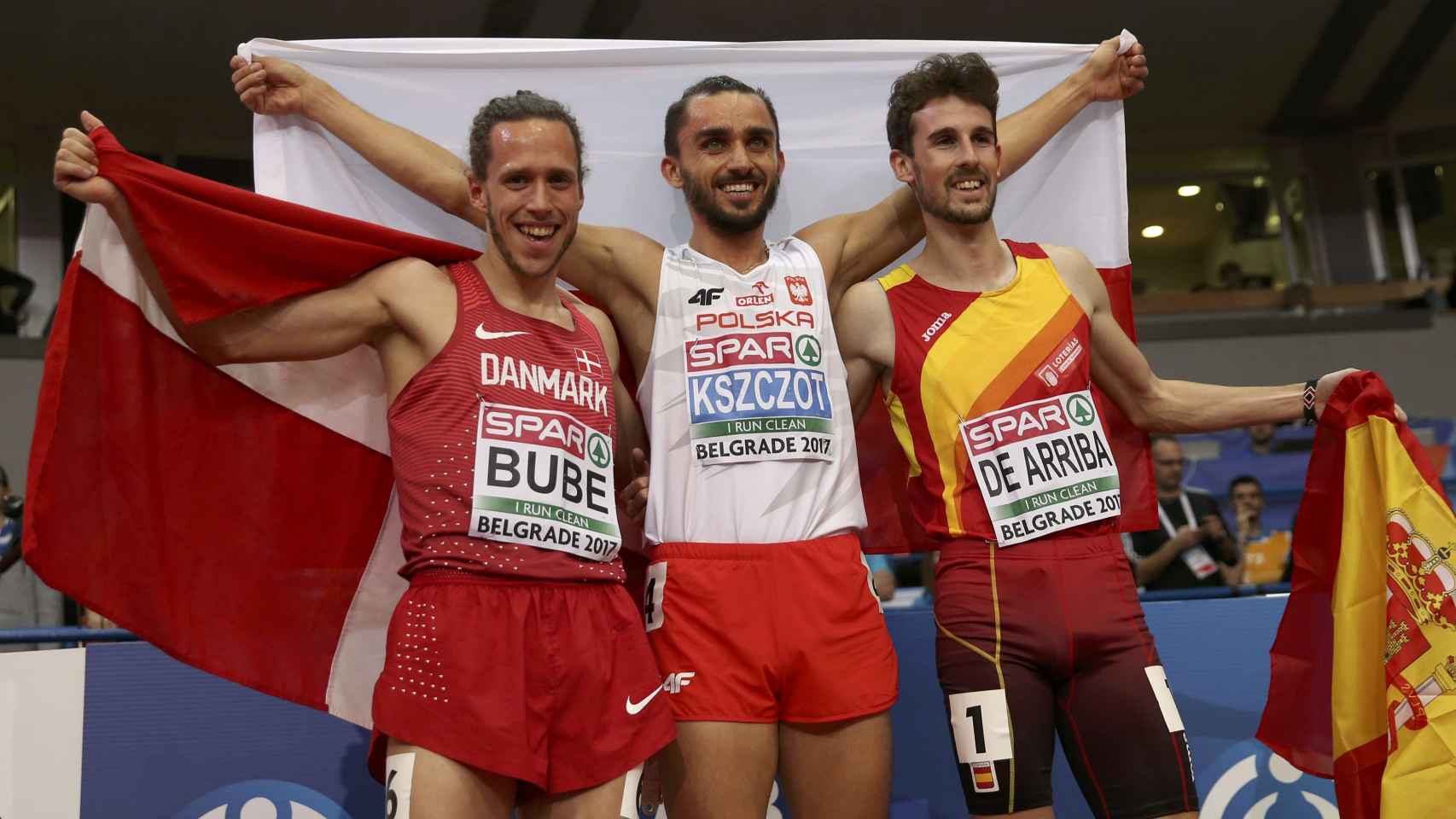 Álvaro de Arriba, a la derecha, celebra su bronce en Belgrado.