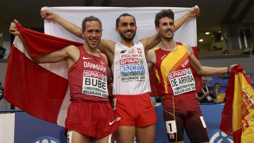 Álvaro de Arriba, a la derecha, celebra su bronce en Belgrado.