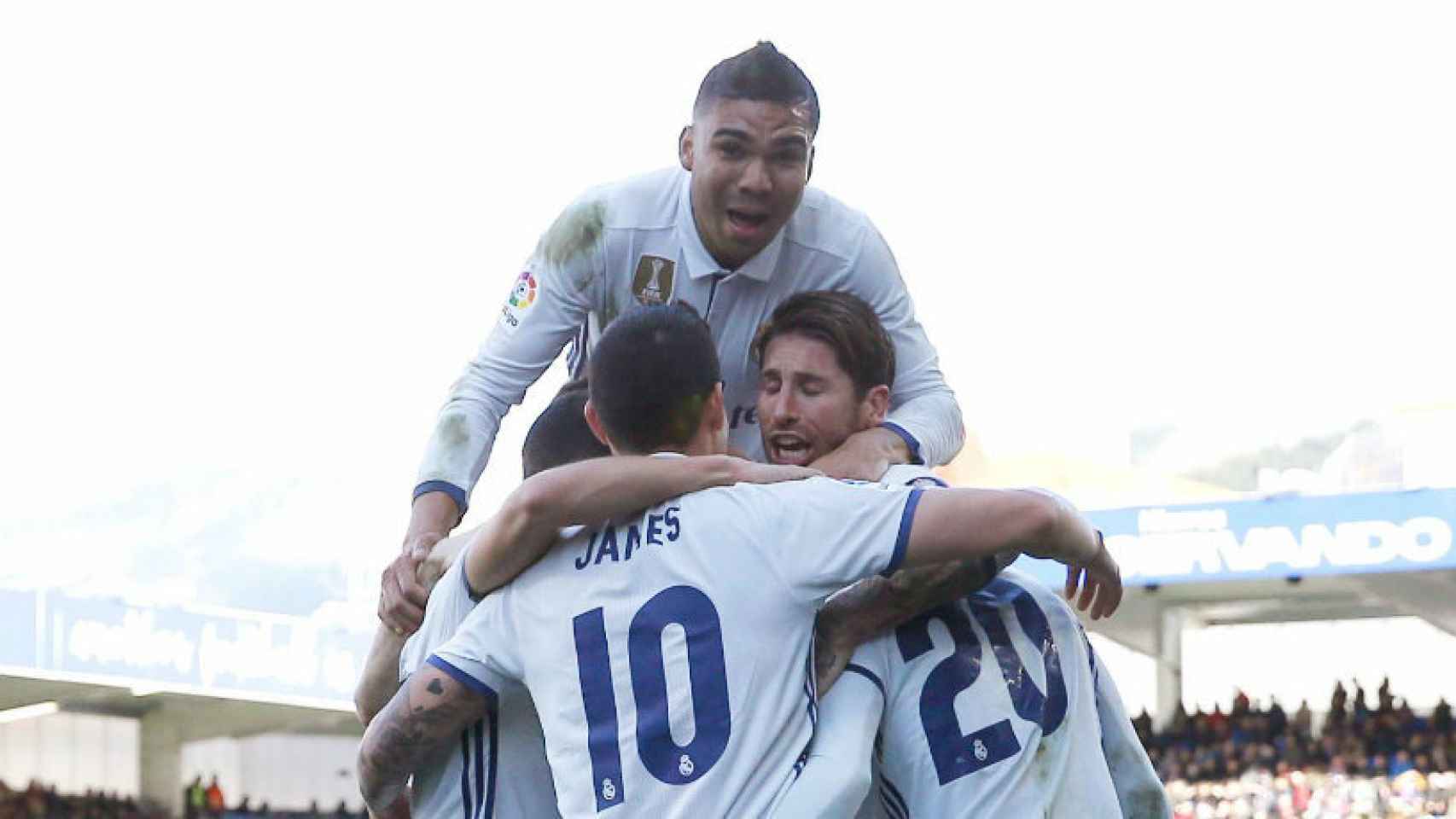 Casemiro celebra juntos a sus compañeros un gol