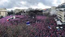 Miles de personas han salido a la acalle para apoyar a Fillon este domingo en París