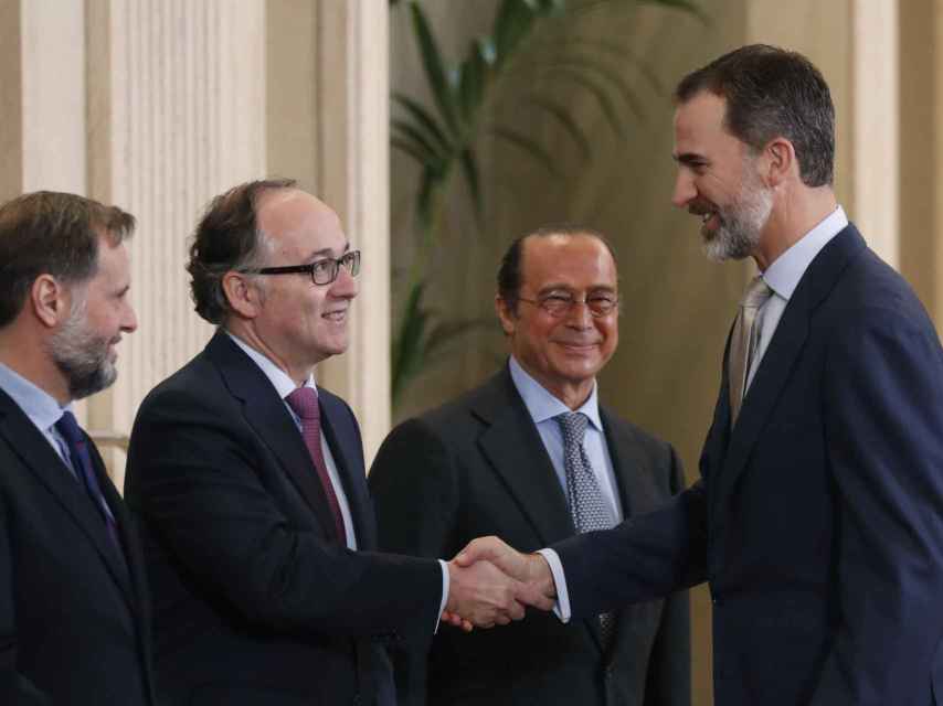 Felipe VI saluda al presidente de Iberia, Luis Gallego, en presencia de Antonio Vázquez, presidente de IAG, y del director de Comunicación de la aerolínea, Juan Cierco (izq).
