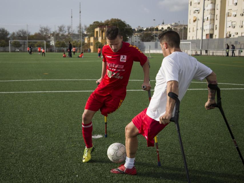 Ihan Ettalib y Francisco Vaquero, de la selección española de amputados, tras el entrenamiento.