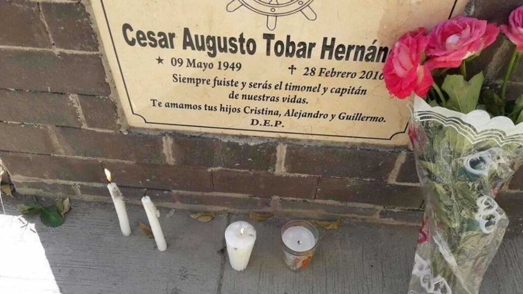 Tumba del padre de los dos mellizos sevillanos asesinados en Guatemala.