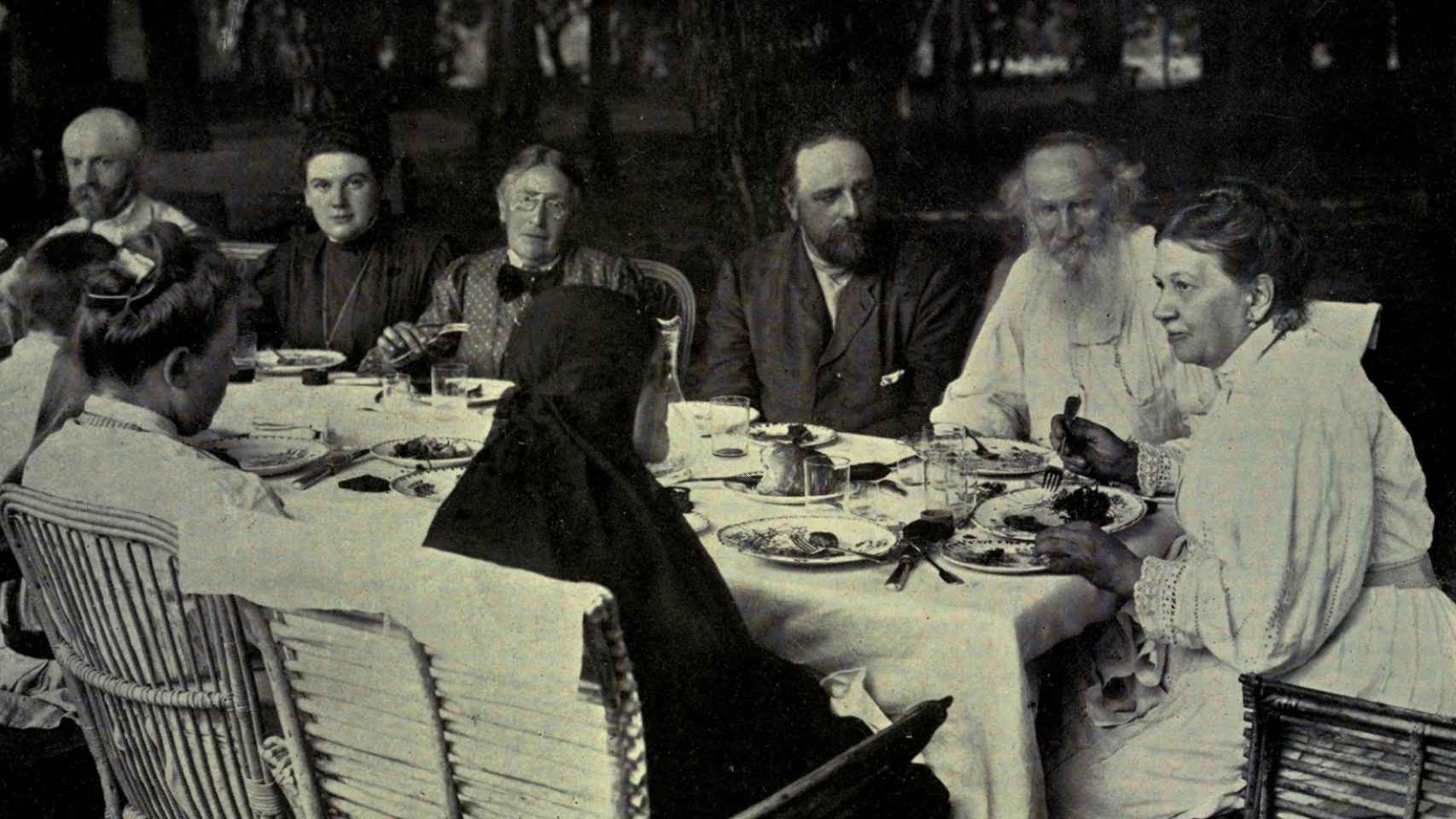 Sofía Behrs junto a su marido Tolstói, presidiendo la mesa.