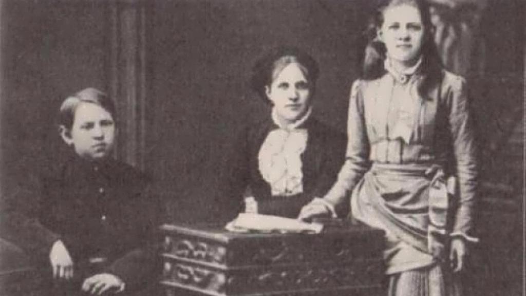 Anna, esposa de Dostoievski, con sus hijos.