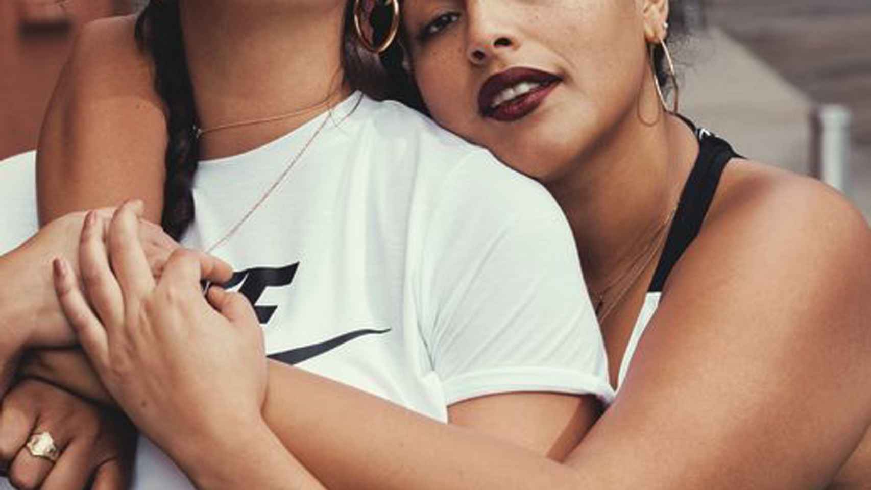 Danielle Vanier y Paloma Elsesser para la nueva campaña plus size de Nike.  | Foto: Cortesía de Nike.