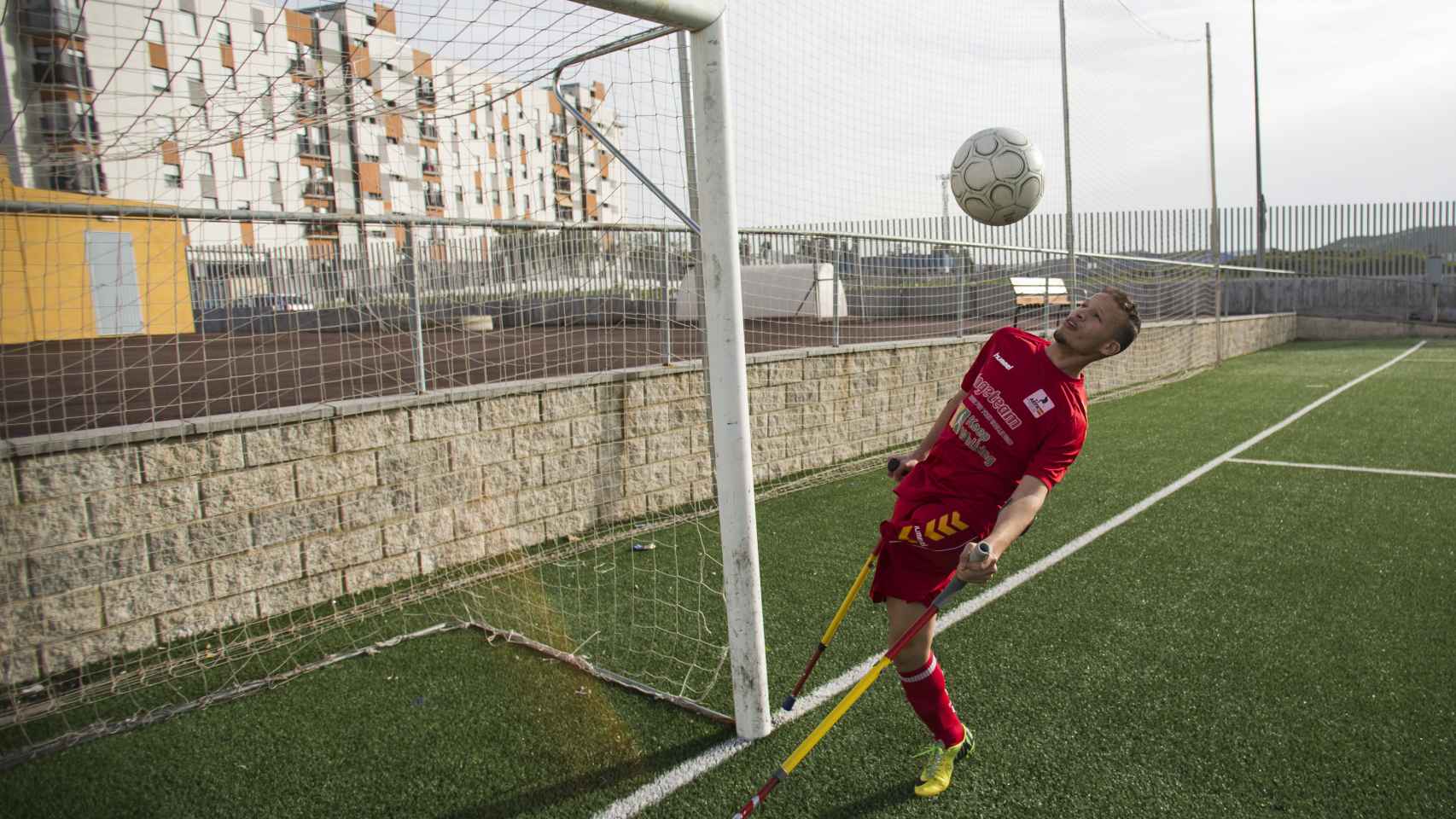 Ihab Ettalib, de la selección española de amputados, entrenando en la barriada de San Telmo, en Jerez de la Frontera (Cádiz). Foto Fernando Ruso