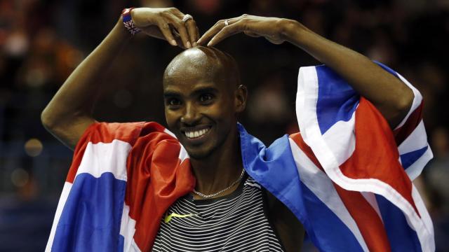 Mo Farah, celebra su victoria en el 5.000 del Indoor Grand Prix de Inglaterra.