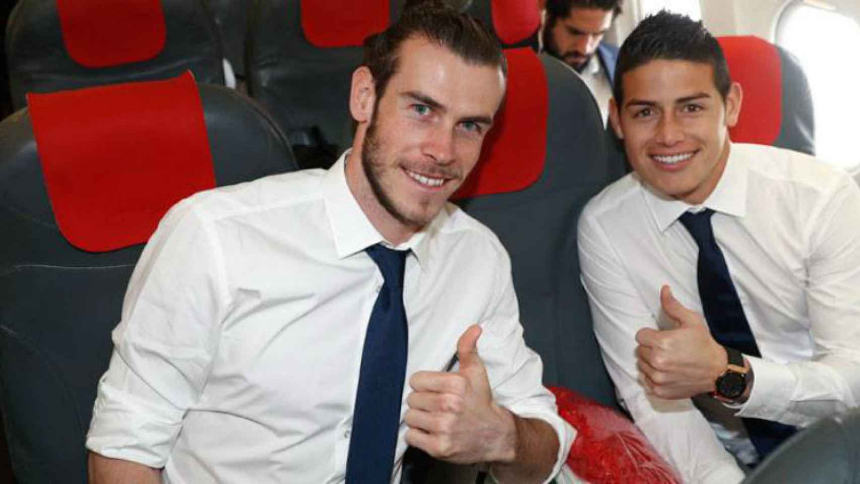 Bale y James en el avión rumbo a Napolés