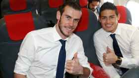 Bale y James en el avión rumbo a Napolés