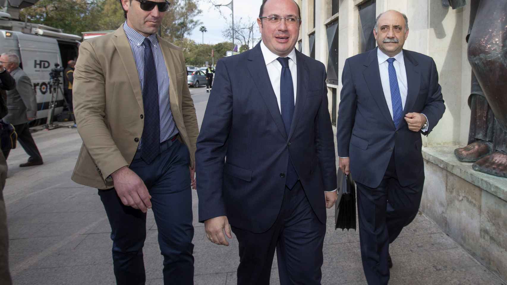 El presidente de Murcia llegó una hora antes al Palacio de Justicia para declarar por el caso Auditorio