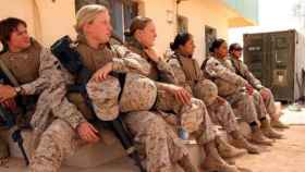 Imagen de chicas marines en el frente.