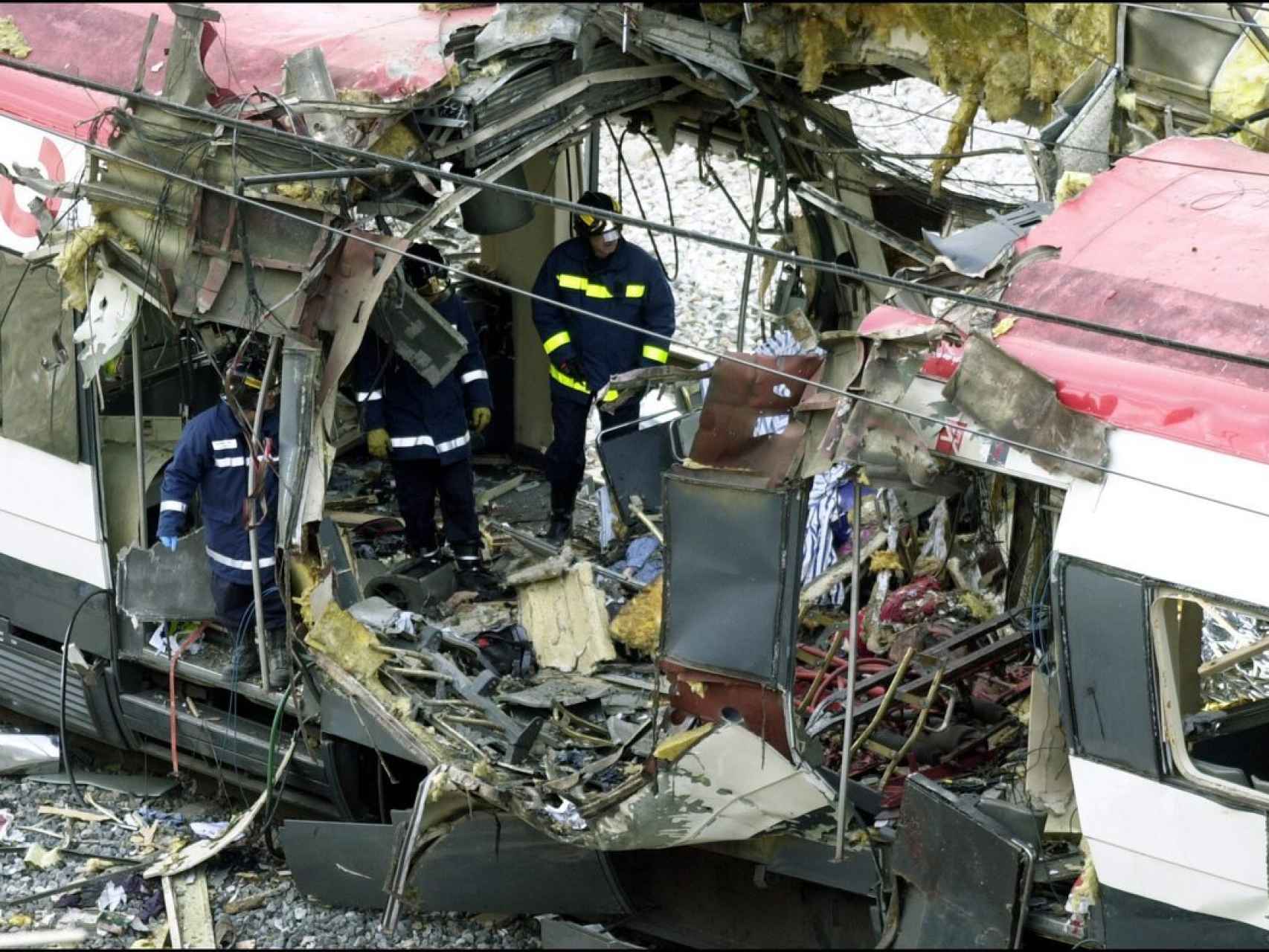 Bomberos en uno de los vagones atacado en los atentados del 11-M.