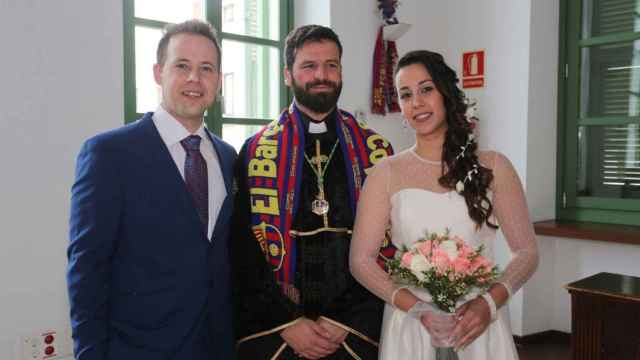 Javier Botella junto a la pareja que casó el pasado fin de semana en el Ayuntamiento de El Puerto de Santamaría.