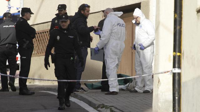 Policías conversan en la casa de Salamanca en la que se ha hallado el cadáver de la mujer.