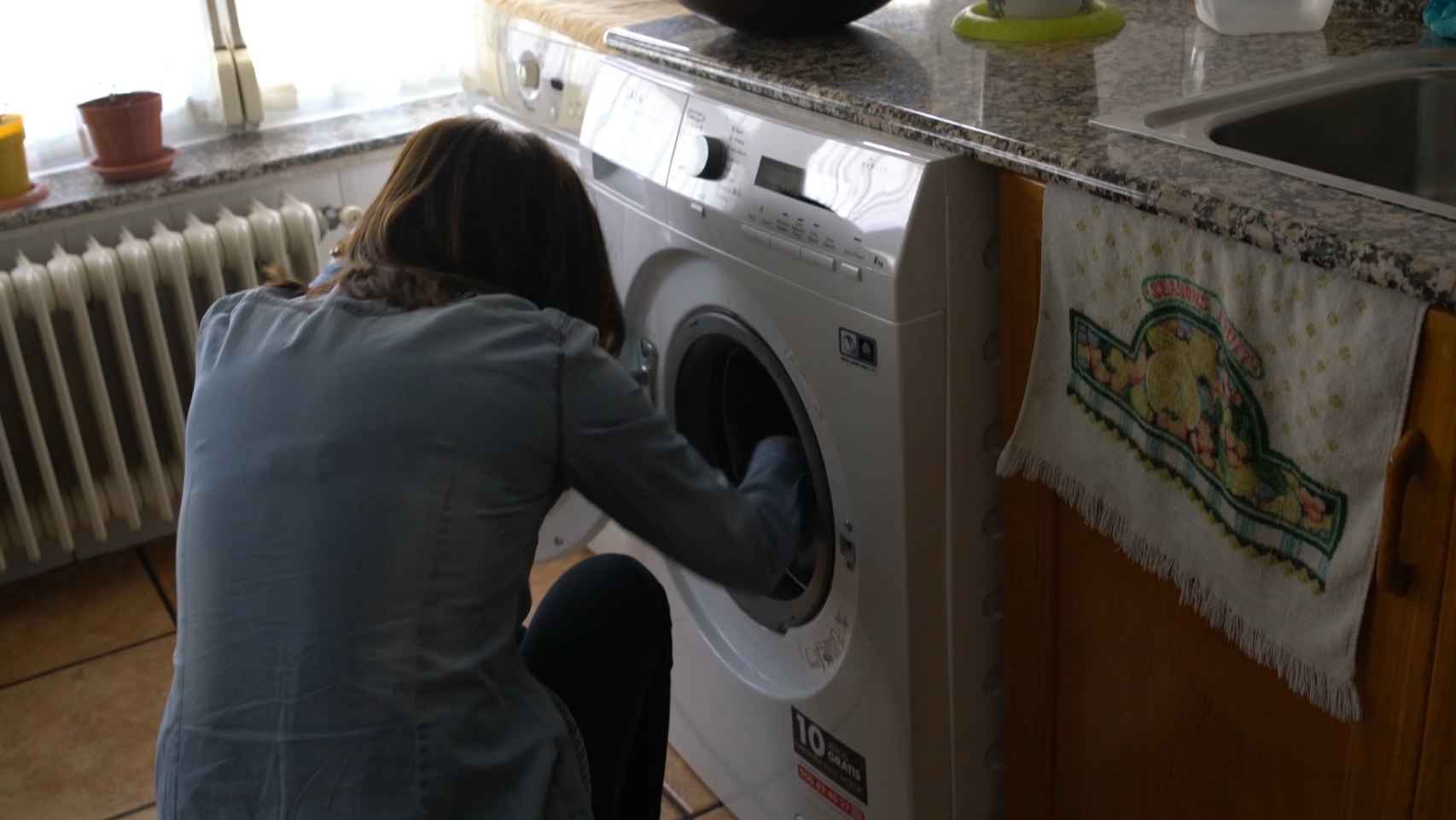 Inma pone la lavadora.