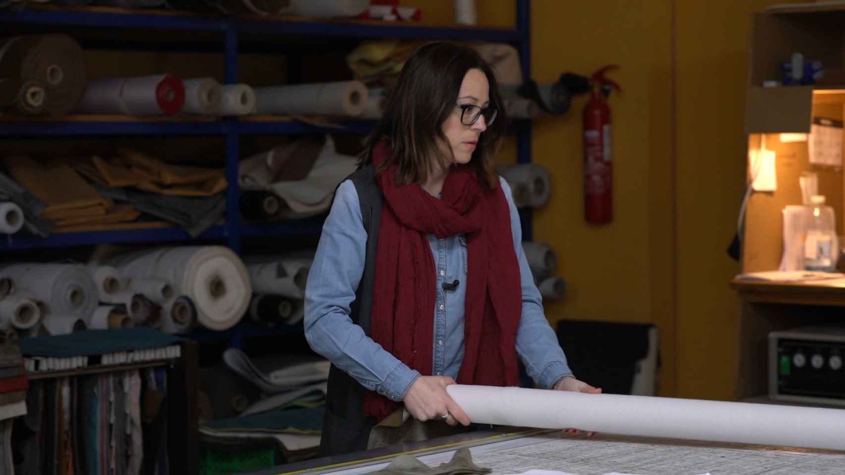 Inma trabaja en la fábrica de tapicería también de 15:30 a 19.