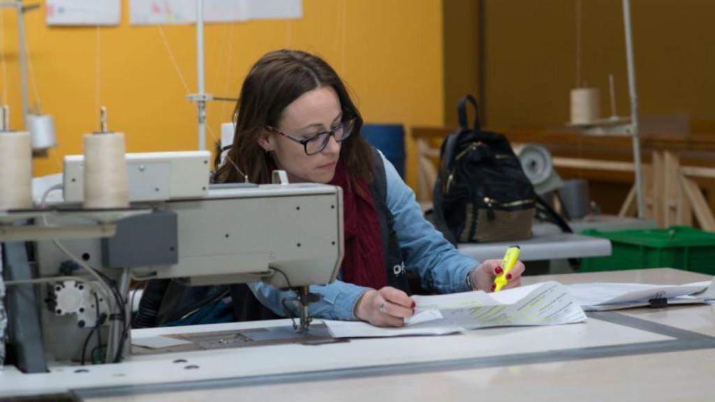 Inma trabaja como encargada en una fábrica de tapicería.