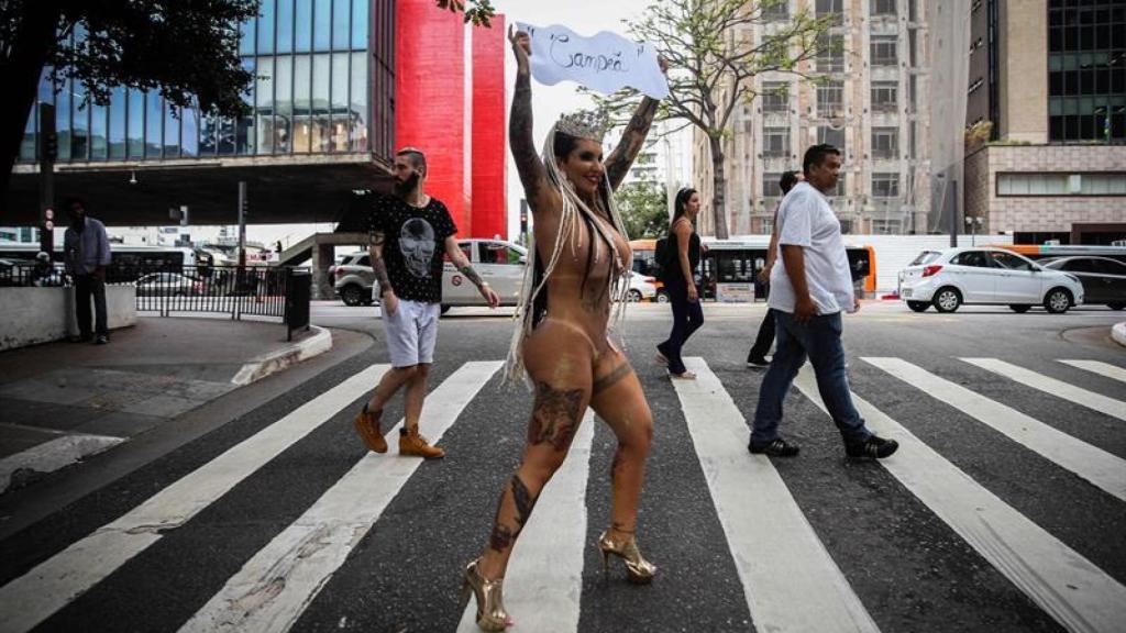 Sabrina Boing Boing, se pasea desnuda por las calles de la capital para celebrar su triunfo.