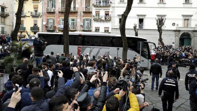 Hinchas del Nápoles reciben al Real Madrid.