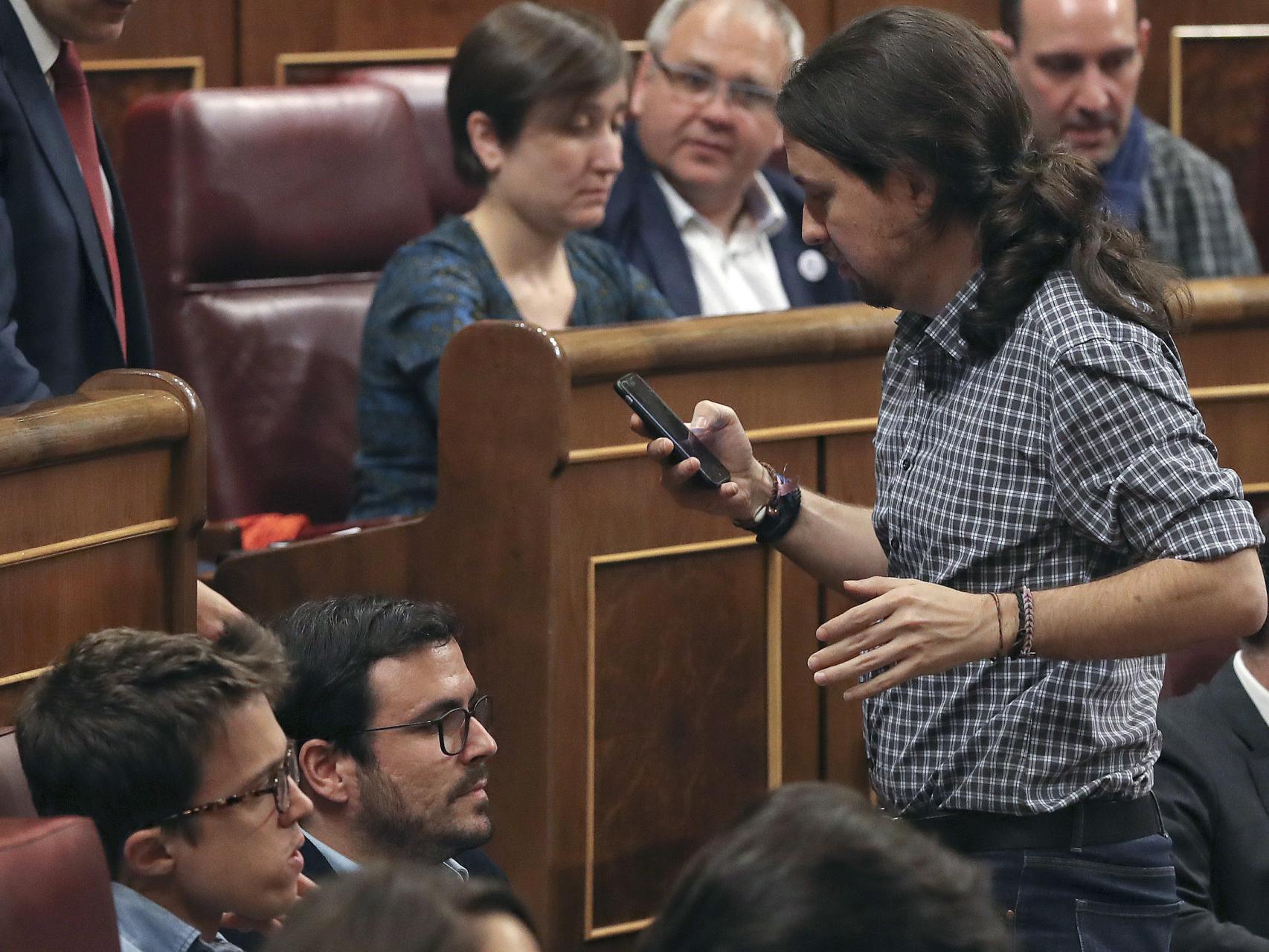 Iglesias pasa junto a Errejón este martes en el Congreso.