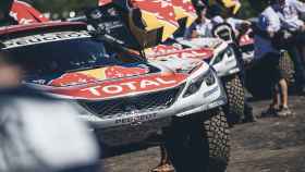 Peugeot se replantea su futuro en el Dakar