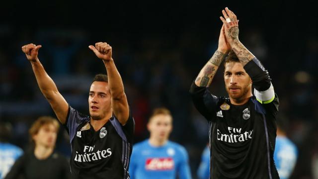 Lucas Vázquez y Sergio Ramos aplauden al terminar el partido frente al Nápoles.