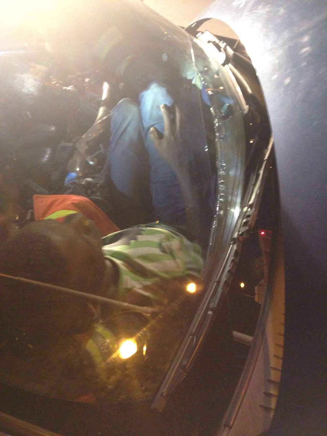 Un inmigrante subsahariano, escondido en el interior del motor de un coche